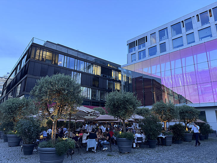 Brenner-Marstallterrasse nach 4 Jahren wiedereröffnet: mediterranes Ambiente mit Olivenbäumen und ganz besonderem Flair (©Foto: Martin Schmitz) 